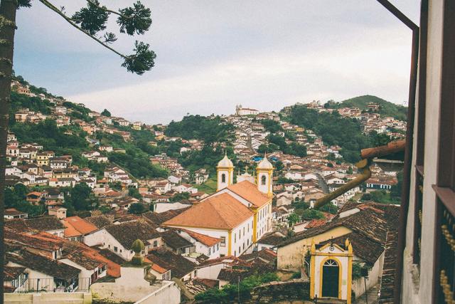 Vista do casario e das igrejas de Ouro Preto, em Minas Gerais