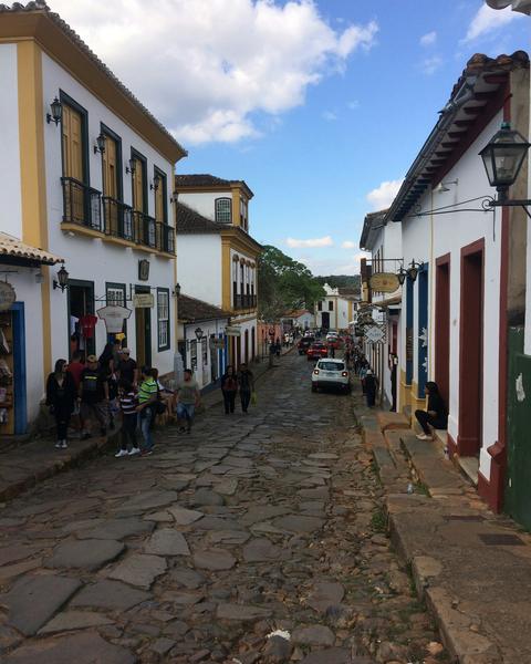 Rua de pedra com casarões coloniais em Tiradentes, Minas Gerais